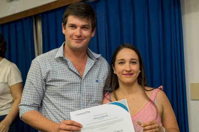 Patricia Carbonell recibe su certificado y reconocimiento